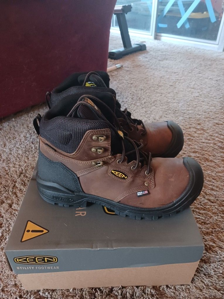 selling a pair of boots from keen.
