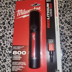 Milwaukee 800 Lumens Flashlight 