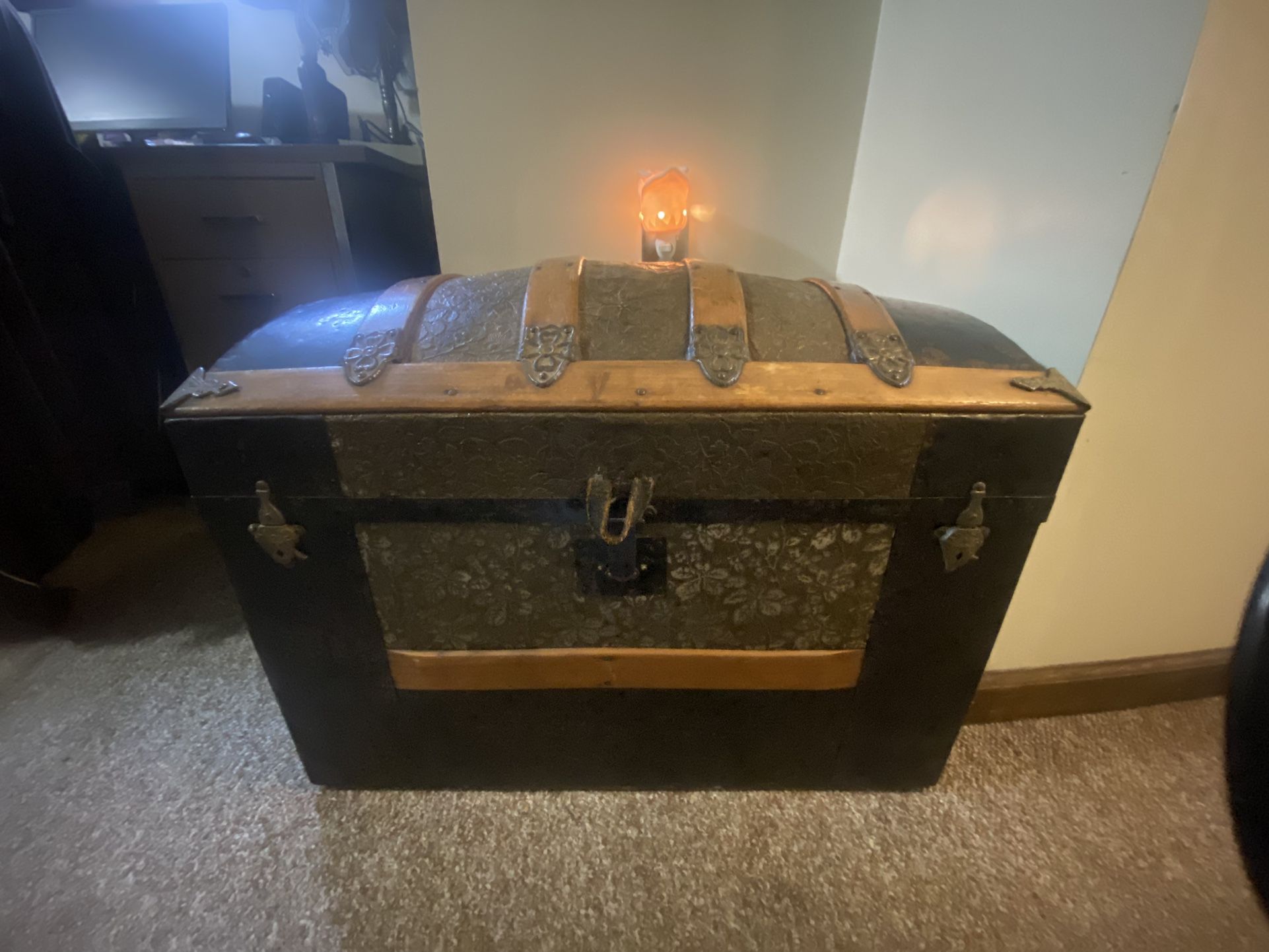 19th Century Kaufmann & Strauss Early American Steamer Trunk