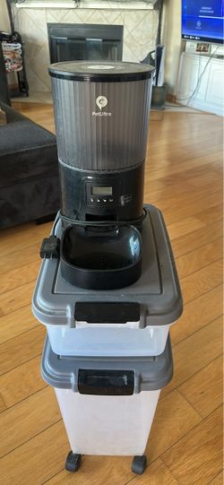 Automatic dog feeder Tupperware for dog food Automatic dog feeder & dog food storage