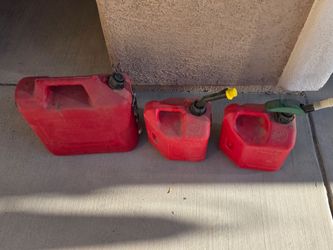 Blitz Red Plastic Gas Cans – Set of 3