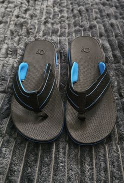 Op black and blue thong flip flop sandals. Size 6