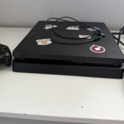 PlayStation 4 Slim 