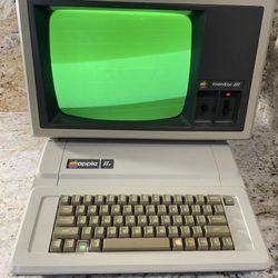 Vintage 1983 Apple IIe 2E Computer A2S2064 & Apple III Monitor A3M0039 Made in Japan   
