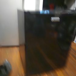 MINI FRIDGE  DORM SIZE