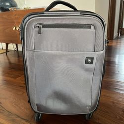 Victorinox Avolve 2.0 Black 22” Expandable Spinner Carry On Suitcase