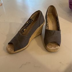 Toms Wedges Size 5.5 