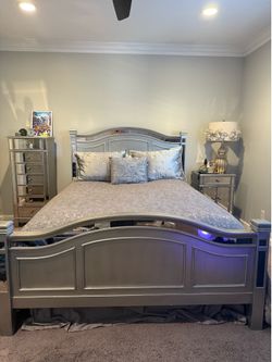 Bedroom set of 4 plus matching lamp