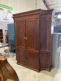 Elegant Solid Wood Entertainment Armoire / Tv Cabinet Traditional Luxury Media Cabinet 1990’s