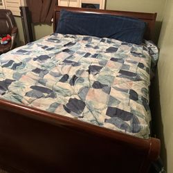 Beautiful Solid Queen Sleigh Bed