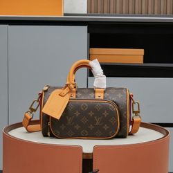 Louis Vuitton Keepall Bandoulière 25 in classic Monogram canvas. The smaller, city-ready Keepall that keeps the iconic travel DNA but feel