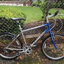 Giant With Sedona Frame Unisex Bike And Shimano 7 Speed Wheels 