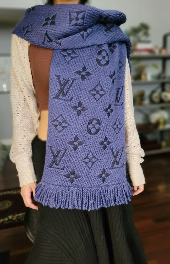 Louis Vuitton Logomania Wool Scarf in Blue & Black Combination. Made in Italy!