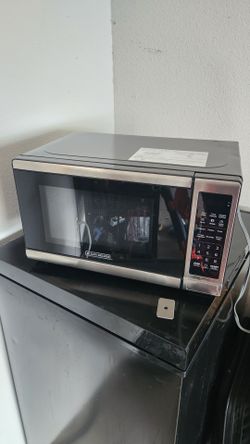 BLACK+DECKER countertop microwave oven, model EM720CB7.