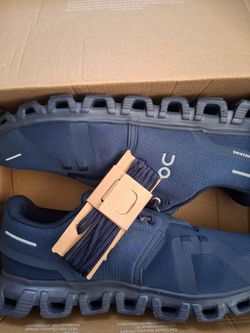 On Running Cloud 6 Waterproof , size 11.5