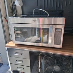 Whirlpool Microwave 1.7 cu.ft. W29 15/16" D15 9/16" H17 1/8" (excellent condition)