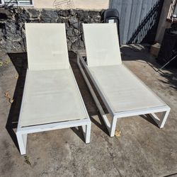 2 Pool Loungers 