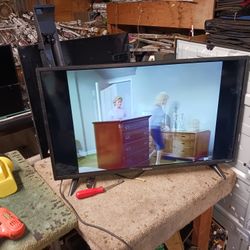 32" Roku HD Smart TV With Remote New 