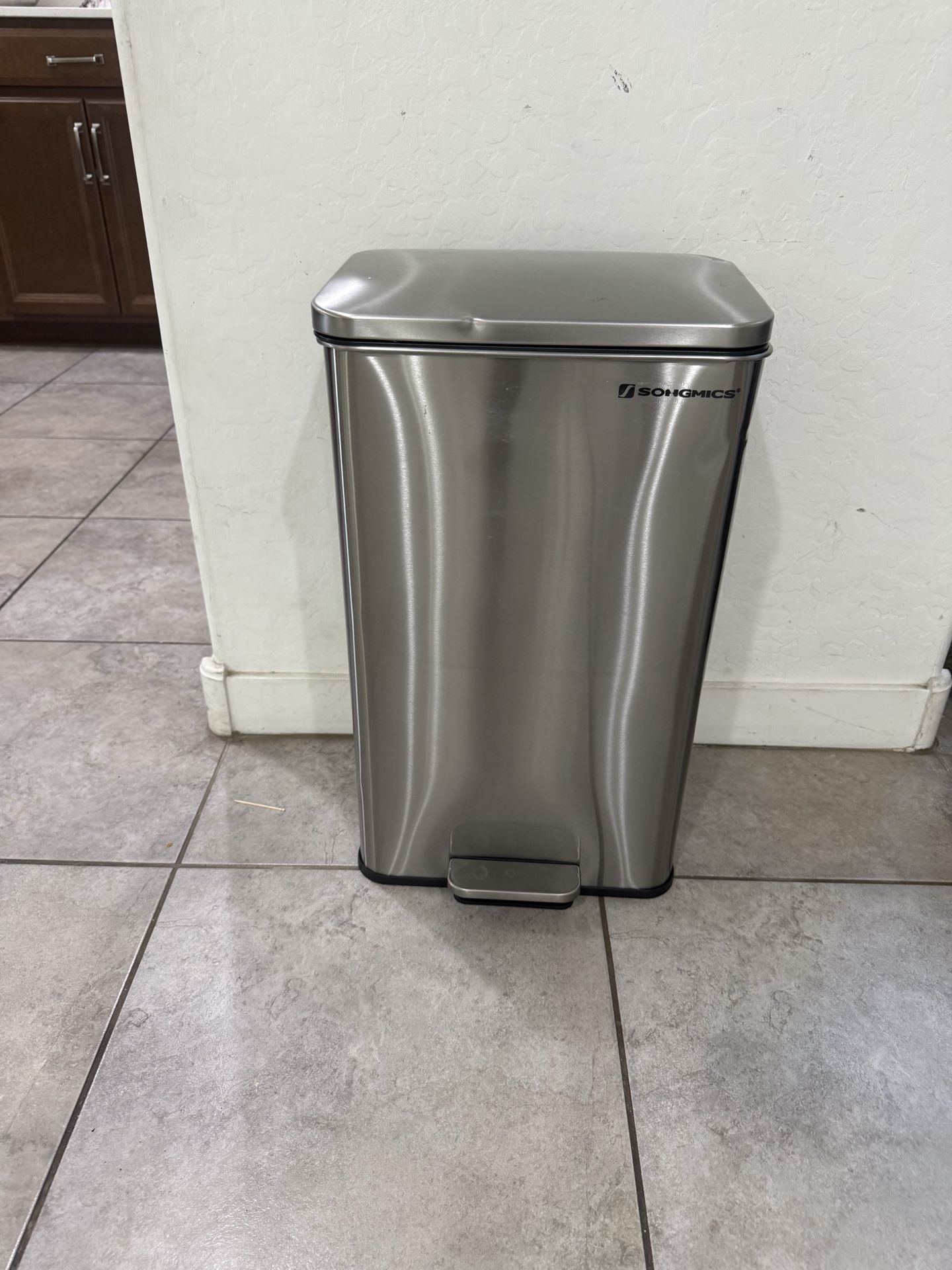 SONGMICS Kitchen Trash Can, 10.5 Gallon (40 L) Garbage Can, Large Step Trash Bin with Lid, Stainless Steel, Soft Close, 15 Trash Bags Included, Silver
