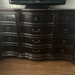 Bed Room Set (king Bed, Large Dresser With Mirror, And 2 Night Stands