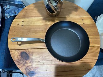 Made In 12” Seasoned Carbon Steel Frying Pan in excellent, like-new condition. Comes with the original box.
