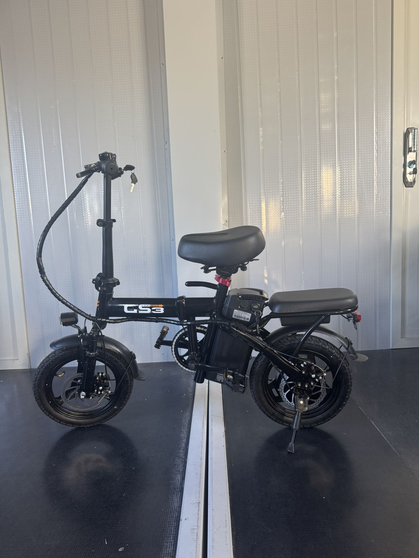 Folding electric bicycle