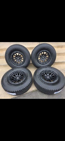 17" Fuel Rebel w/  35" AT tires