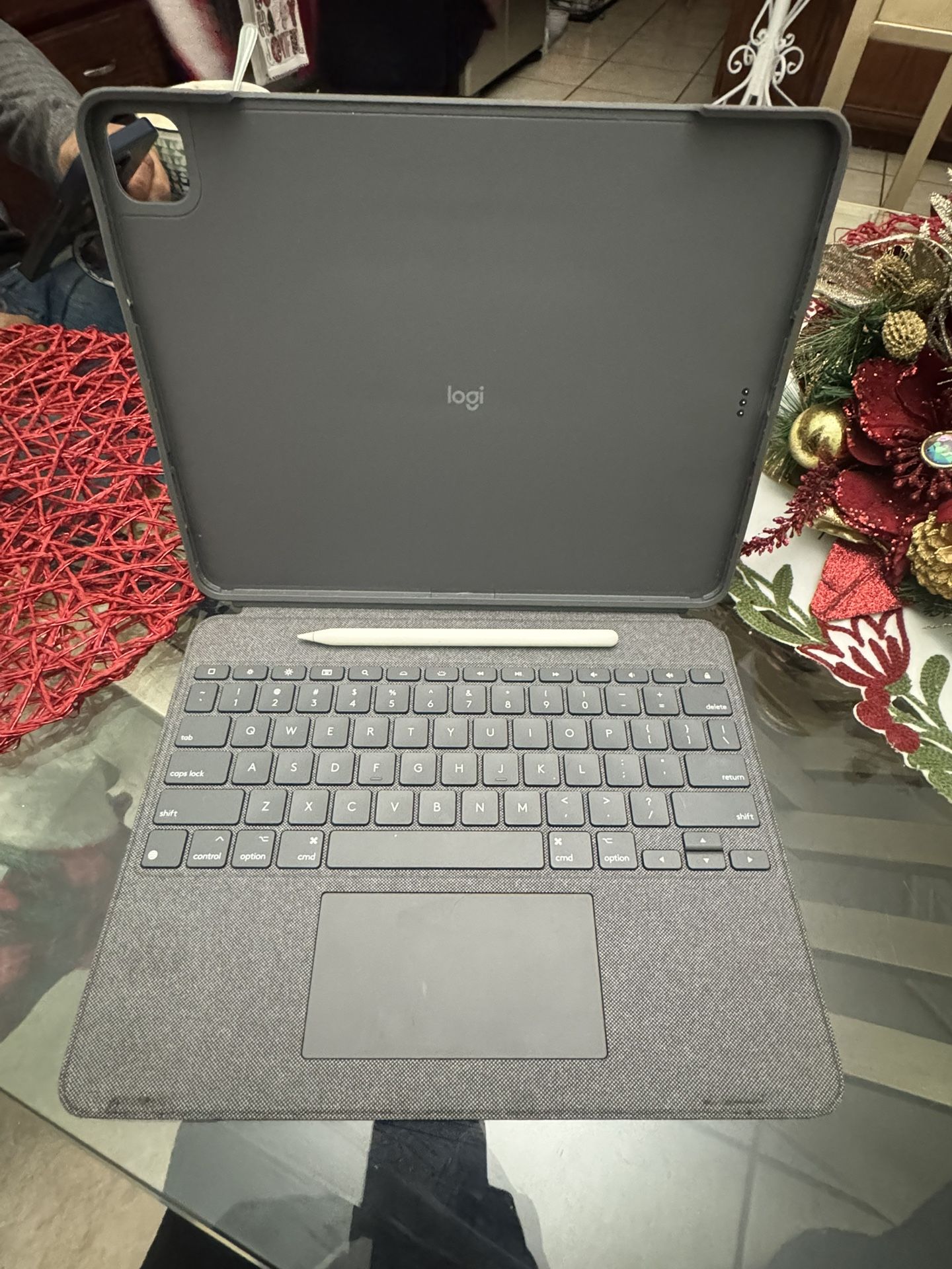 Logitech Keyboard With Apple Pen 2