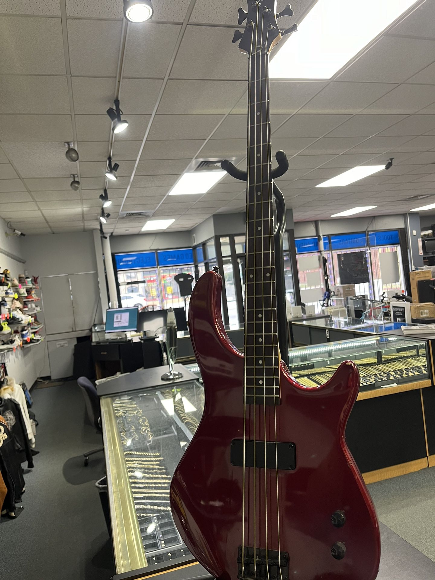 Dean 4 String Bass Guitar With Case (826885-3)