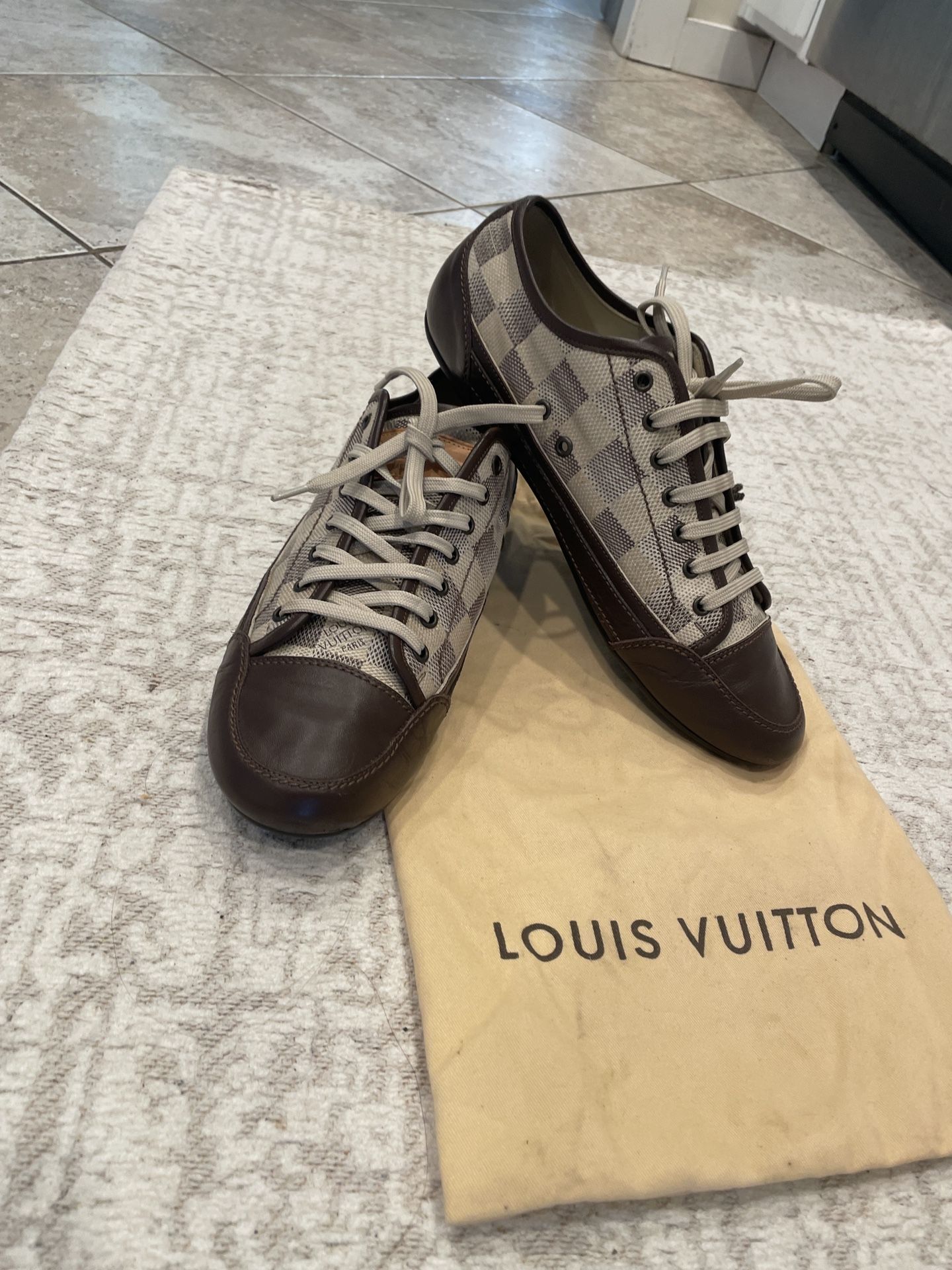 Louis Vuitton Sneakers Size 7.5 Men display picture 2