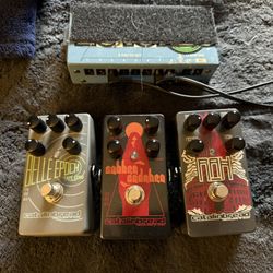FX PEDALS AND POWER SUPPLY