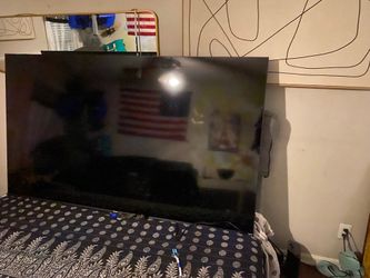 Nice 75in Roku smart Hisense Tv