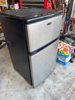 Mini fridge with freezer