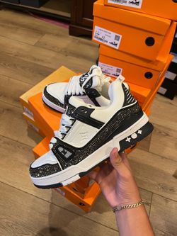 £V Shoes