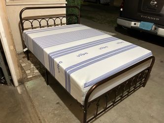 CAMA FULL SZ CON BONITO DISEÑO EN METAL Y COLCHÓN MEMORY FOAM GEL VIBE 12” POCO USO COMO NUEVA EXCELENTE CONDICIÓN