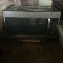 Microwave GE  Barely Used. 