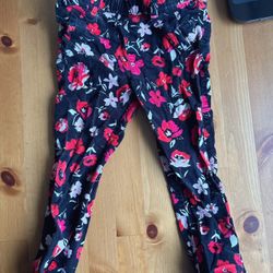 GAP baby Kids Pull-On Joggers Logo Pant Toddler Size 3 Girl Pants Bottom Floral  Good condition black floral  Comes from pet free smoke free home Wash
