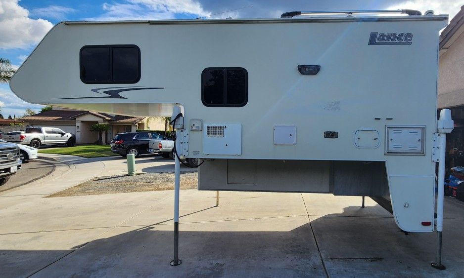 2005 Lance 915