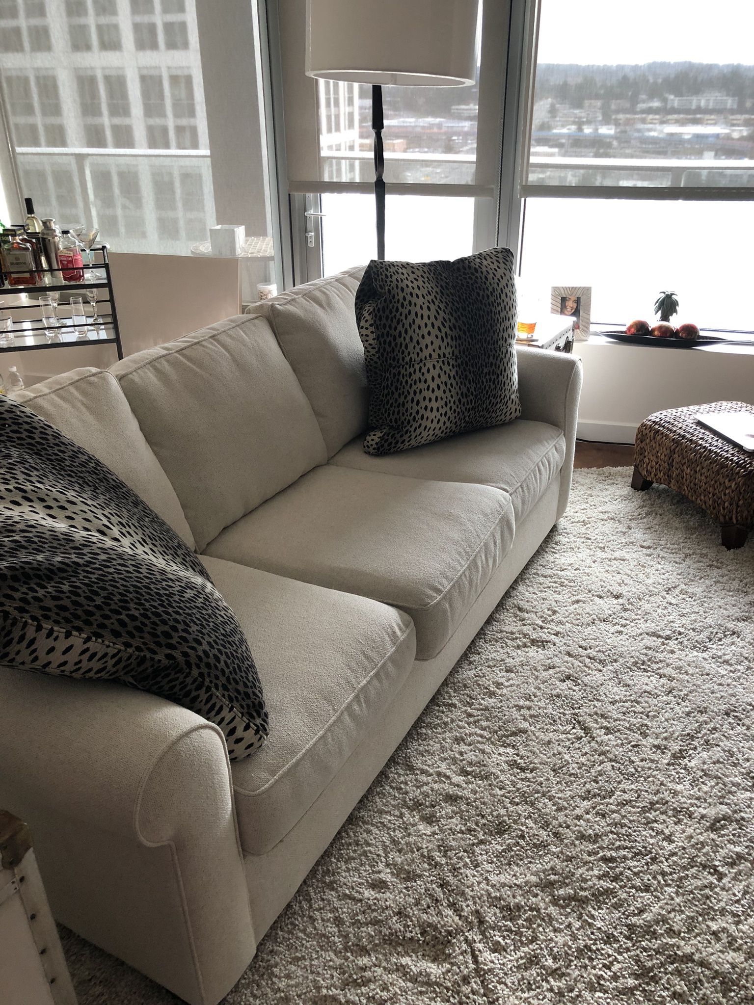 Pottery Barn Buchanan Roll Arm Grand Sofa With Queen Sleeper Sofá