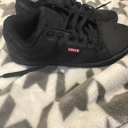 Levi’s boys shoes size 4