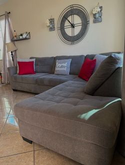 Perfect condition gray Ashley’s sectional couch !!