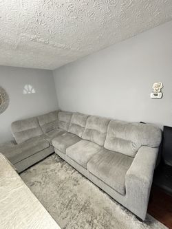 Modern Gray Sectional Sofa – Like New