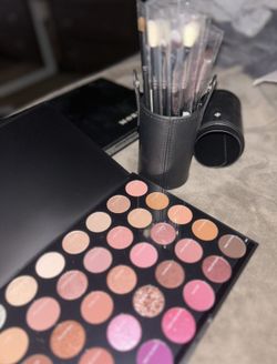 New Makeup pallet and Brush set