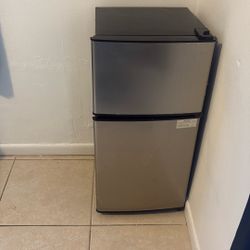 mini fridge 
