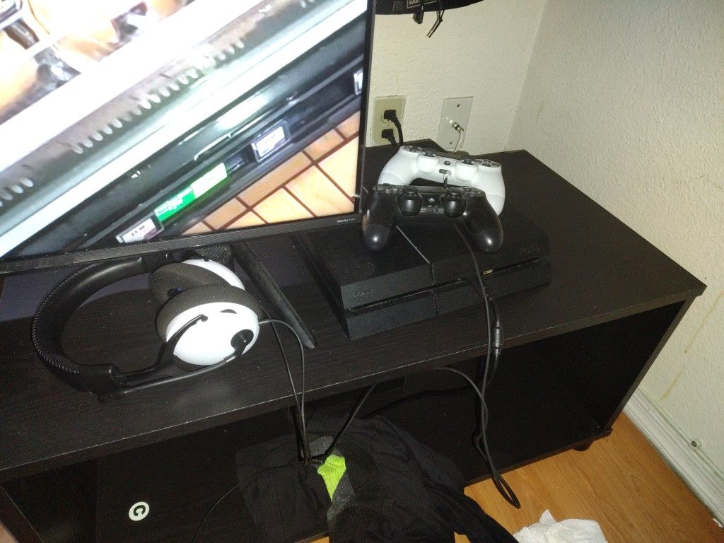 PS4 2 Remotes And A Headset
