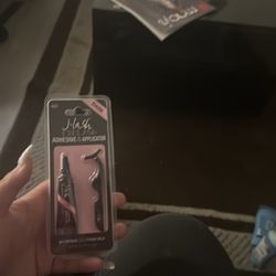 Eyelash glue and applicator