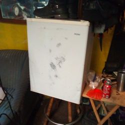 2.7 Cu. Ft. Compact Refrigerator
HC27SF22RW