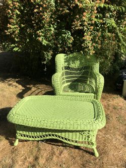 Wicker Oversized Chair And Table 