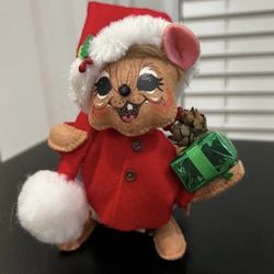 2017 annalee mouse with gift figurine Christmas collectible  In excellent condition