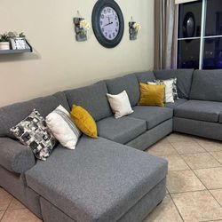 Beautiful Large Sectional Couch With Reversible Chaise LIKE NEW 